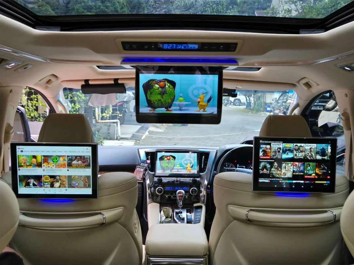 Empat layar hiburan di kabin Alphard Elite