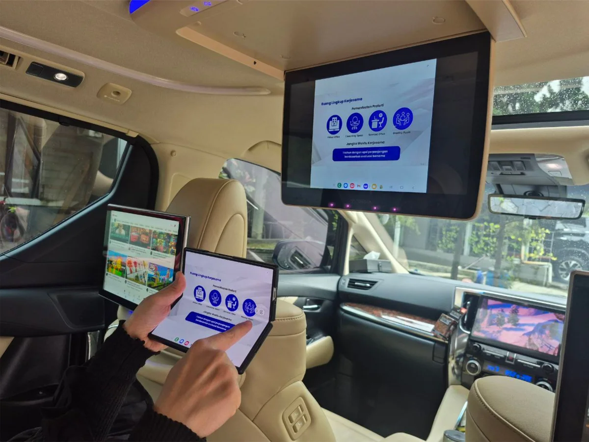 Layar presentasi nirkabel di dalam kabin Alphard